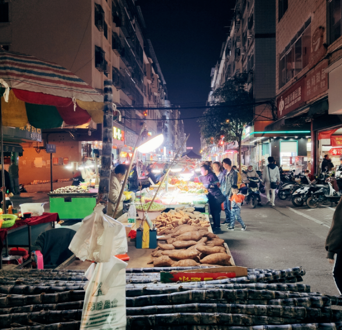 南宁鸡婆一条街，城市夜生活的独特风情标签